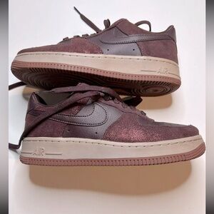 Nike Air Force 1 2007 Low Sneakers in Burdeos